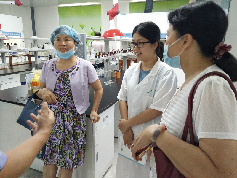 1597313234476985.png 图3 调研团队参观俊邦药业检验室.png