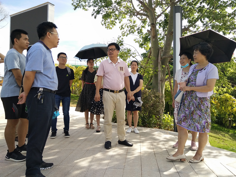 1597313271198892.png 图4 温全君董事长(中)介绍沉香创意产业园建设情况.png