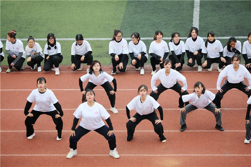 1608773747420752.jpg 3药学系表演.jpg