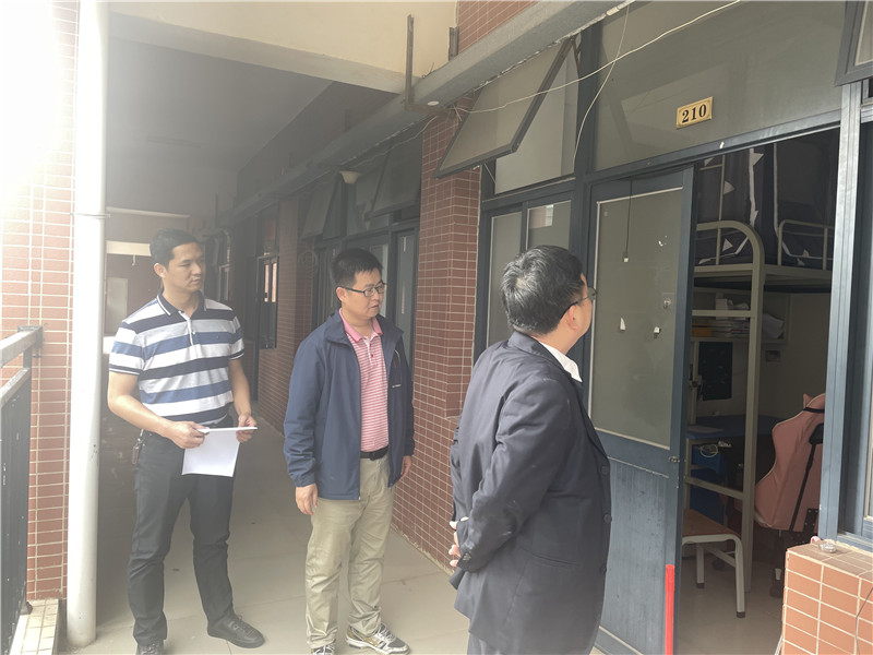 1614937387432722.jpg 第三小组检查学生公寓安全工作.jpg