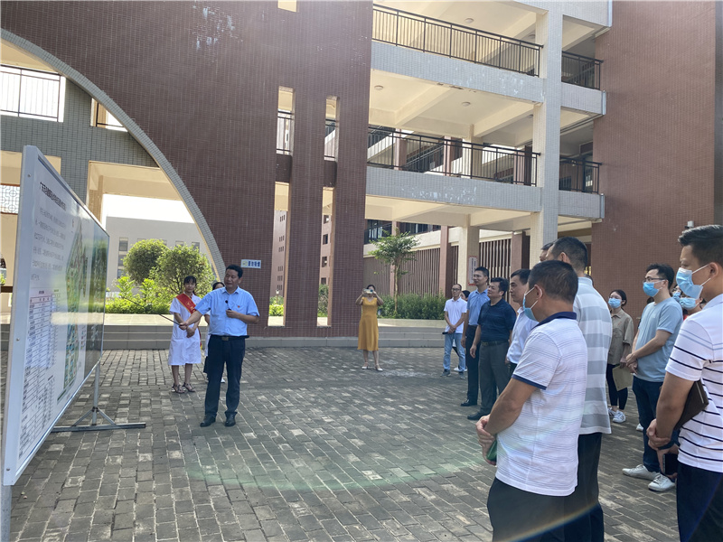 图1  吴标副院长正在为兄弟院校同仁介绍学院的建设情况.jpg