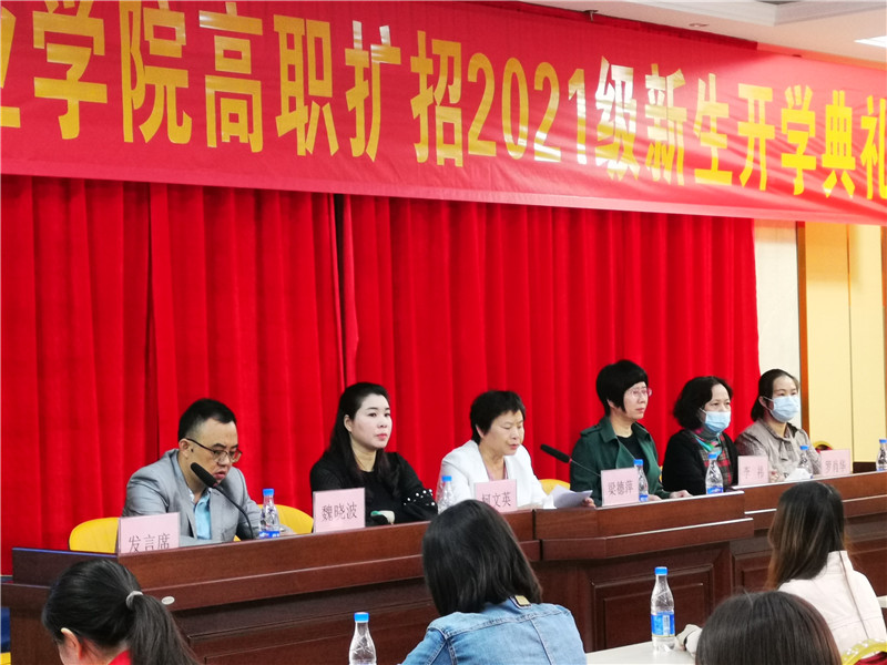 图为 学院党委副书记、院长梁德萍讲话.jpg