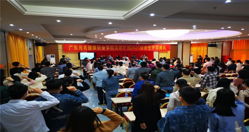 图为  师生共同宣读《医学生誓言》.png