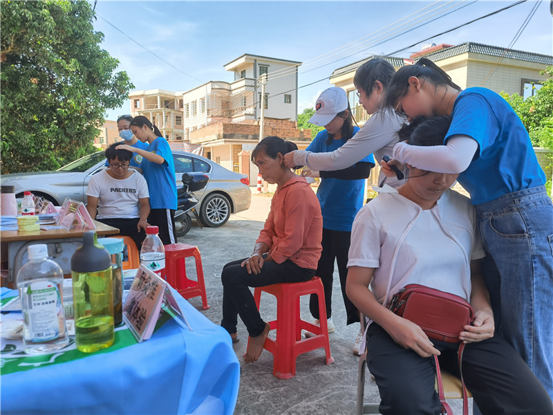 图三（图为学生们为村民义诊）.jpg
