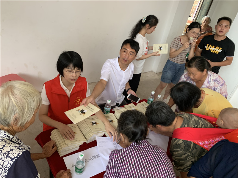 4图为药学系到化州良光镇发放科普手册.jpg