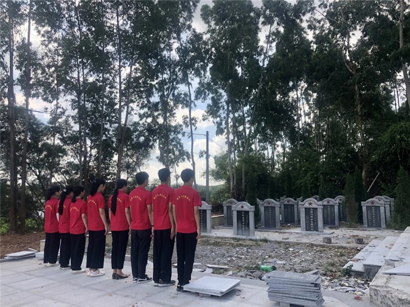 7图为队员们瞻仰革命烈士纪念碑.jpg