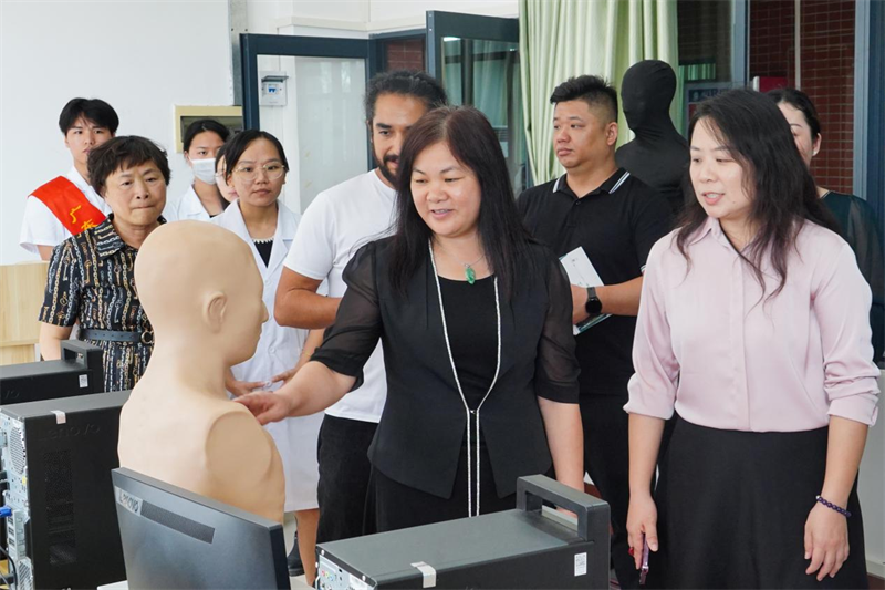 图为调研组一行参观多媒体按摩点穴电子人体模型.png