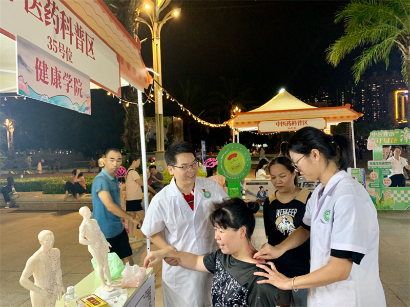 1725268664491646.jpg 图为临床医学系教师带领学生为市民解答健康疑惑.jpg