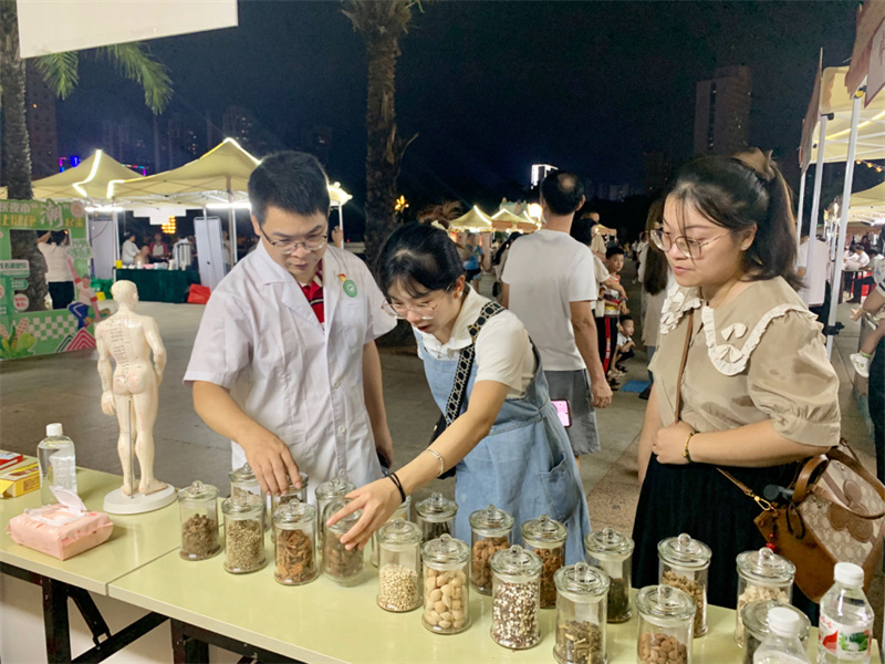 1725268676522046.jpg 图为临床医学系教师为市民科普中药知识.jpg