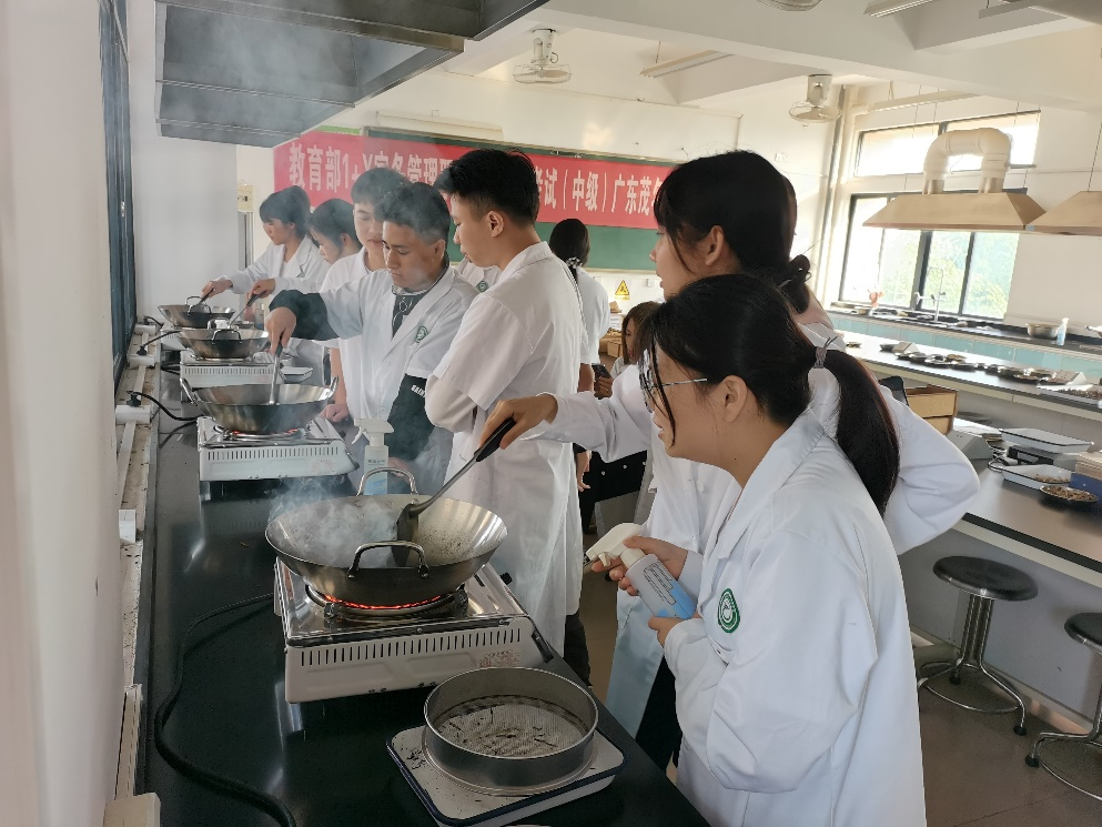 学生开展炮制实验.png