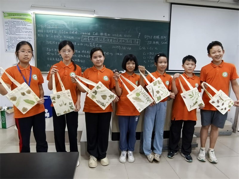 图为学员们展示拓印作品.png
